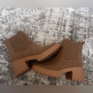 Universal Thread Chunky Chelsea Boots